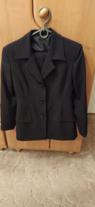 Vând costume dama