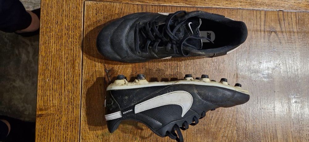 Бутонки и маратонки за футбол