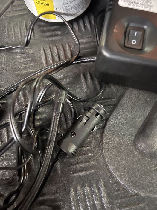 Kit compresor auto cu soluție pentru pană