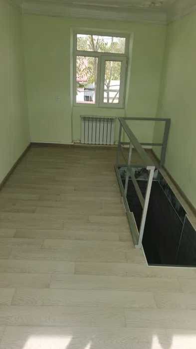 Срочно сдается дом 2 этажа,4 комнаты,3 сотки.Азербайджанский центр.