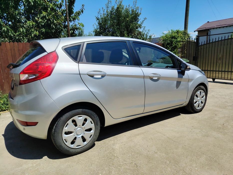 Vând Ford fiesta benzina
