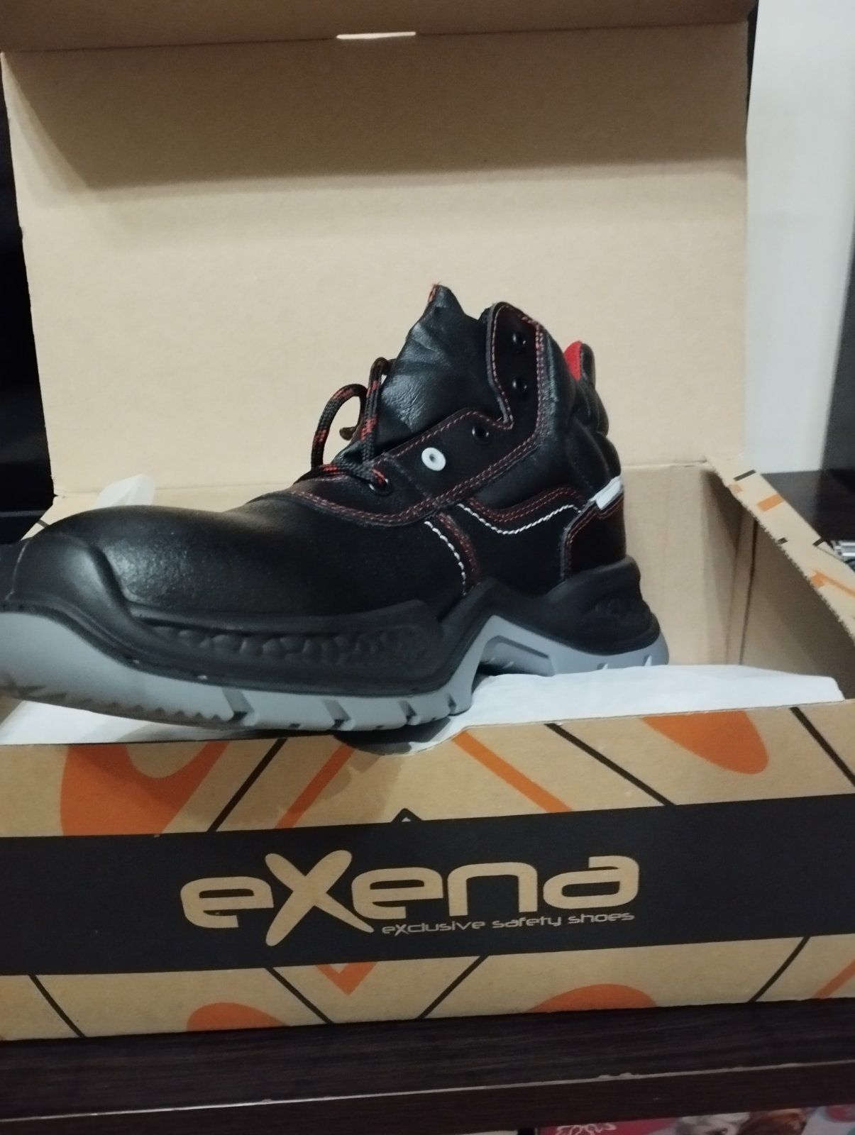 Нови работни обувки-Exena