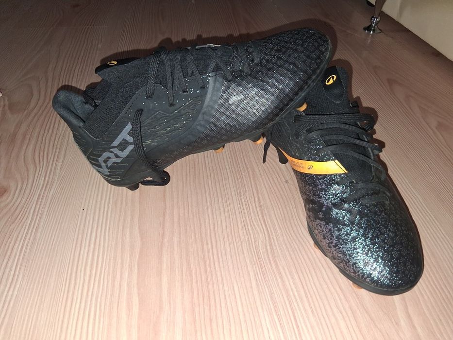 Ghete de fotbal marimea 39