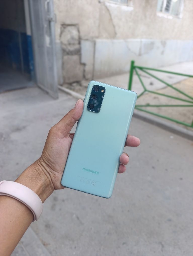 Самсунг S20FE   с коробкой