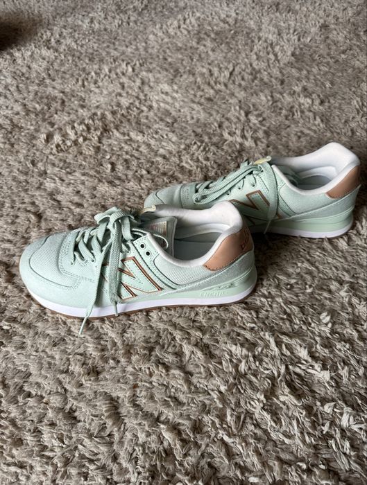 Vand adidasi New Balance noi