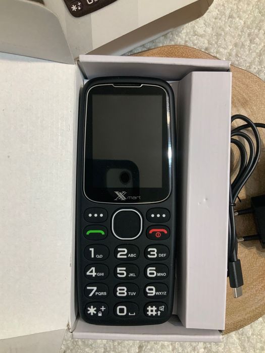 Мобилен телефон Xmart – с удобни големи бутони и голям екран.