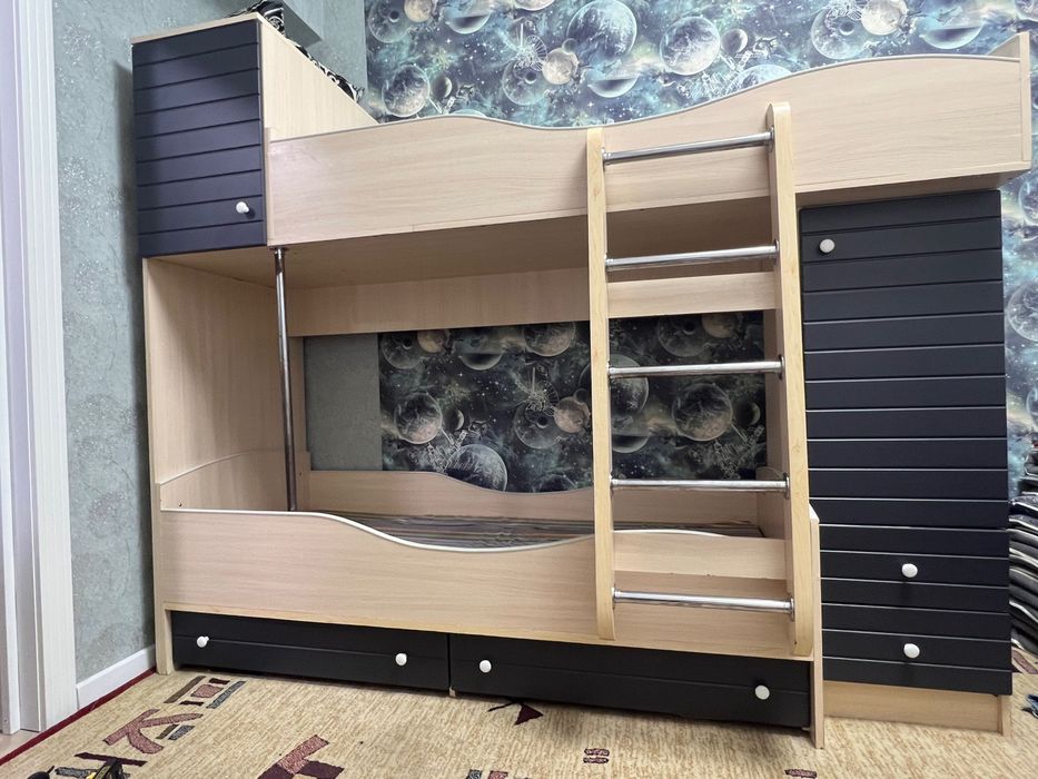 Продам двухъярусную кровать и стол с ящиками