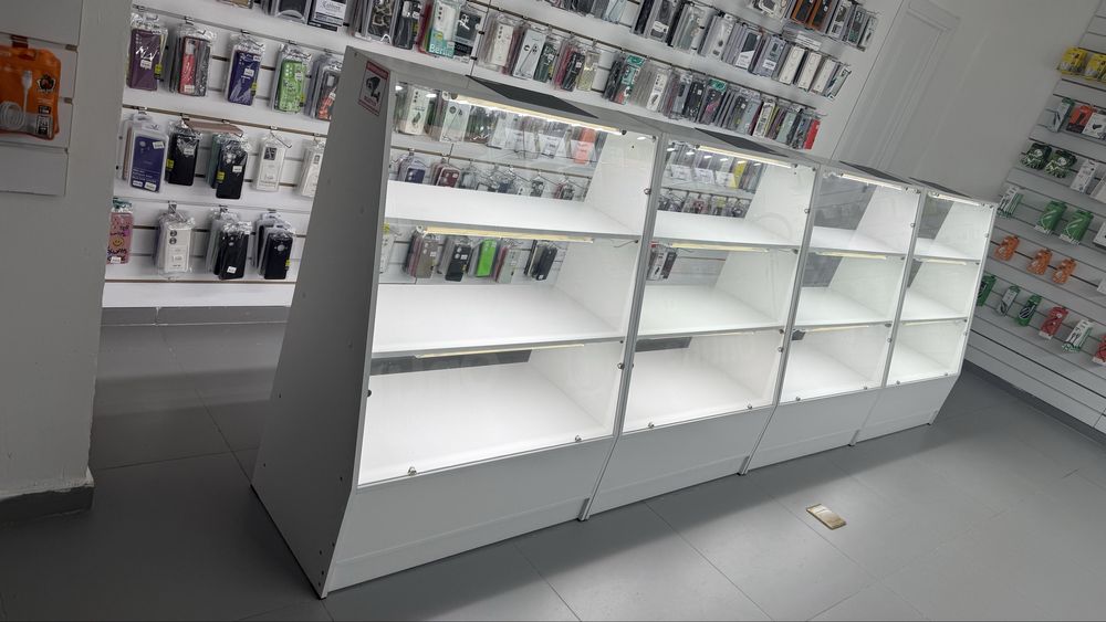 5 шт одинаковых косых витрин . Подойдет для любого товара.