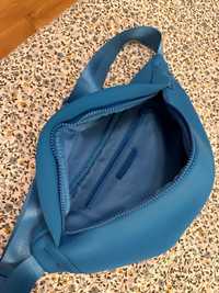 Синя чанта през кръста