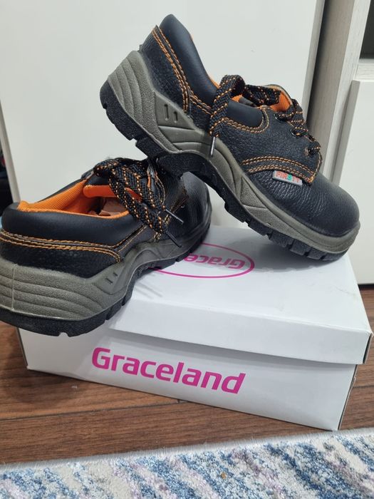 Vând bocanci cu bombeu