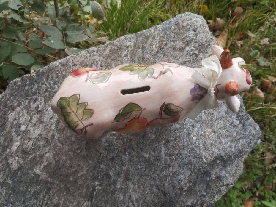 Порцеланова декоративна фигурка на крава-касичка