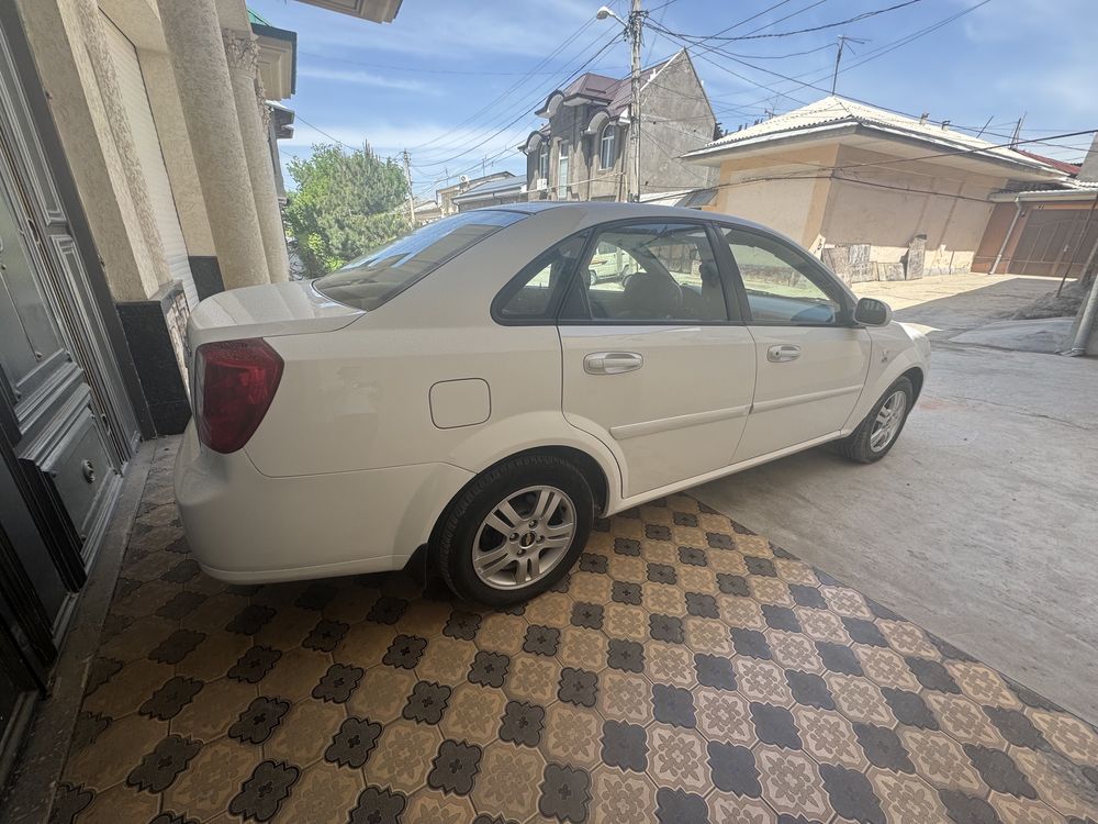 Lacetti 1.6 sotiladi