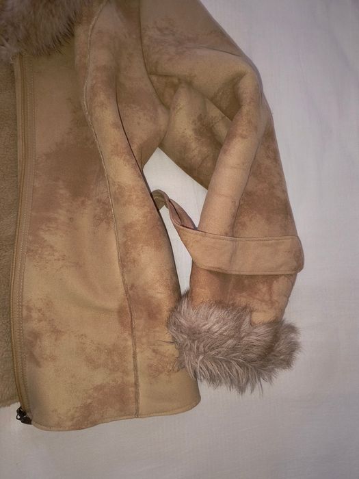 Vand o jacheta din piele ecologica cu guler din blana