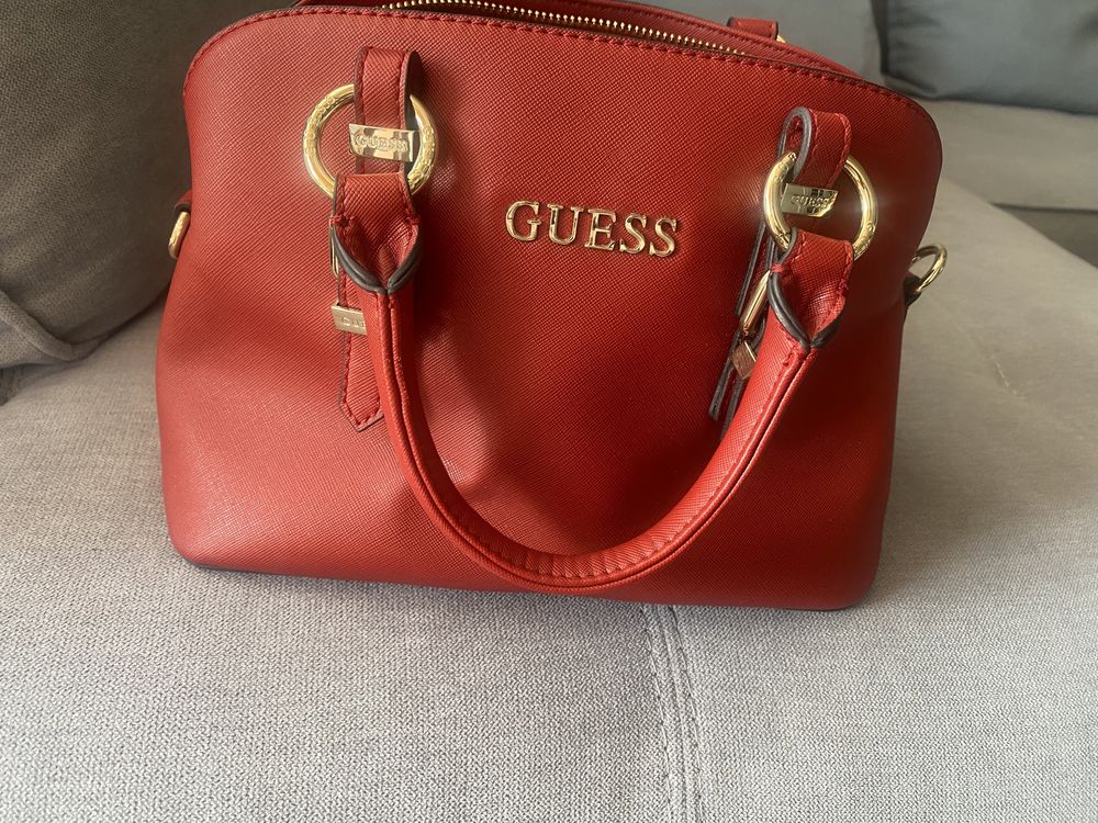 Оригинална чанта Guess в червено. Носена веднъж.