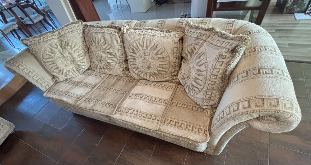 Комплект мека мебел: диван и два фотьойла в добро състояние.