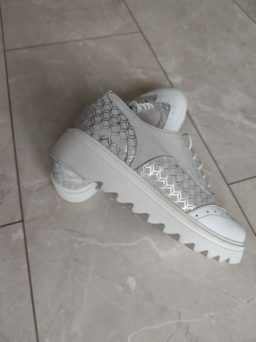 Обувки в бяло и сиво, номер 37