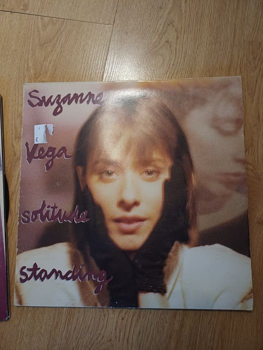 Vând vinil  state foarte bună 100 lei/ buc  
Solista Suzanne Vega,albu