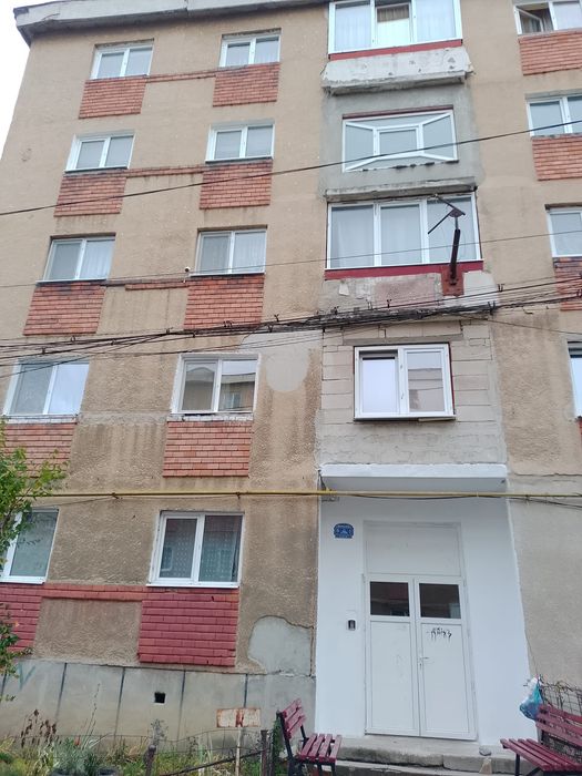 Vand apartament 4 camere, decomandat, in Vulcan.