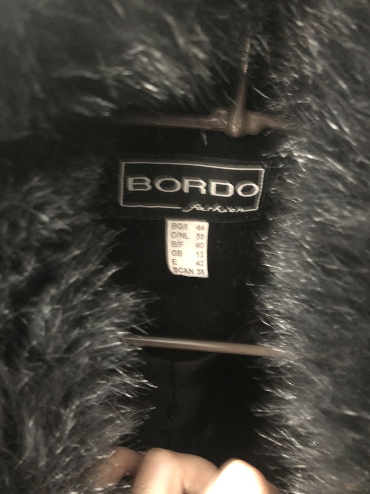 Официално черно палто с пухена яка