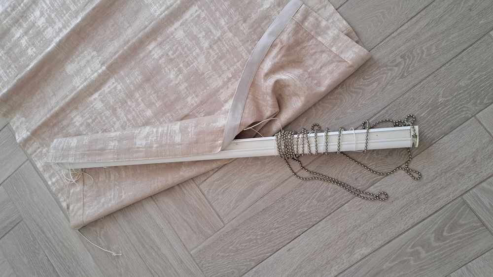 Draperie tip romana, material textil matasos – stare buna