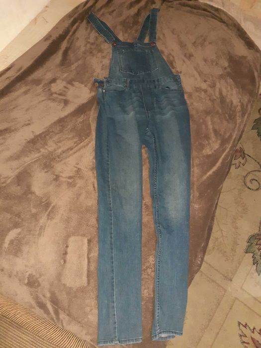 Vând salopetă de blugi pt femei
