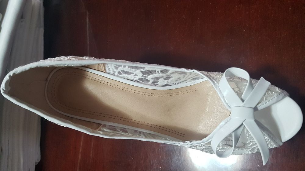 Vand pantofi noi de mireasa