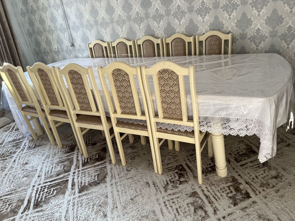 Стол со стульями