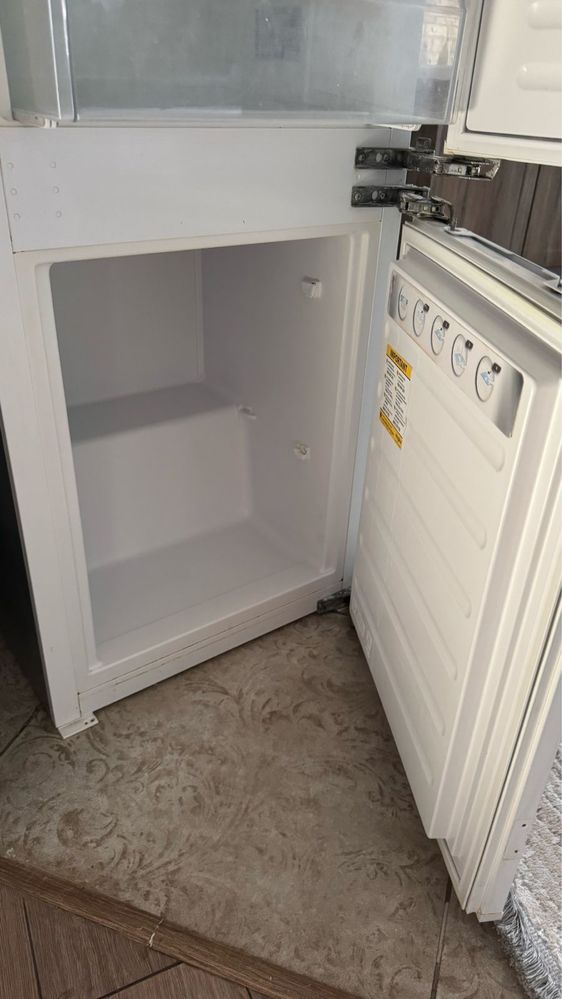 Холодильник встроенный Whirlpool немецкий