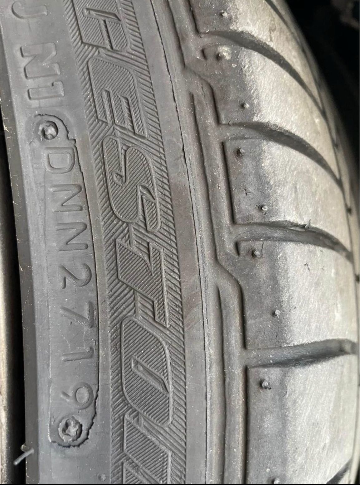 Vând 2 Anvelope Bridgestone 235 40 19 de vară