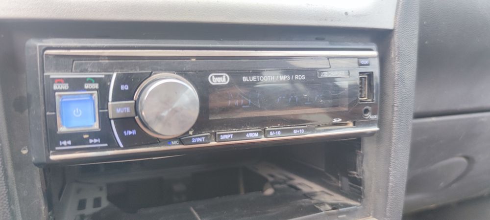 Vând casetofon auto 1din trevi scd 5702 cu blotooth