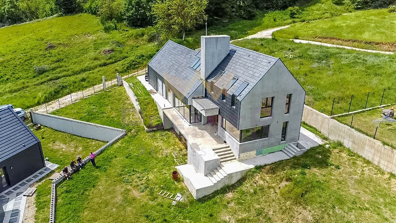 Продава се Къща в с. Звездица, Област Варна - 326 кв.м за 813 €/кв.м - Снимка #8