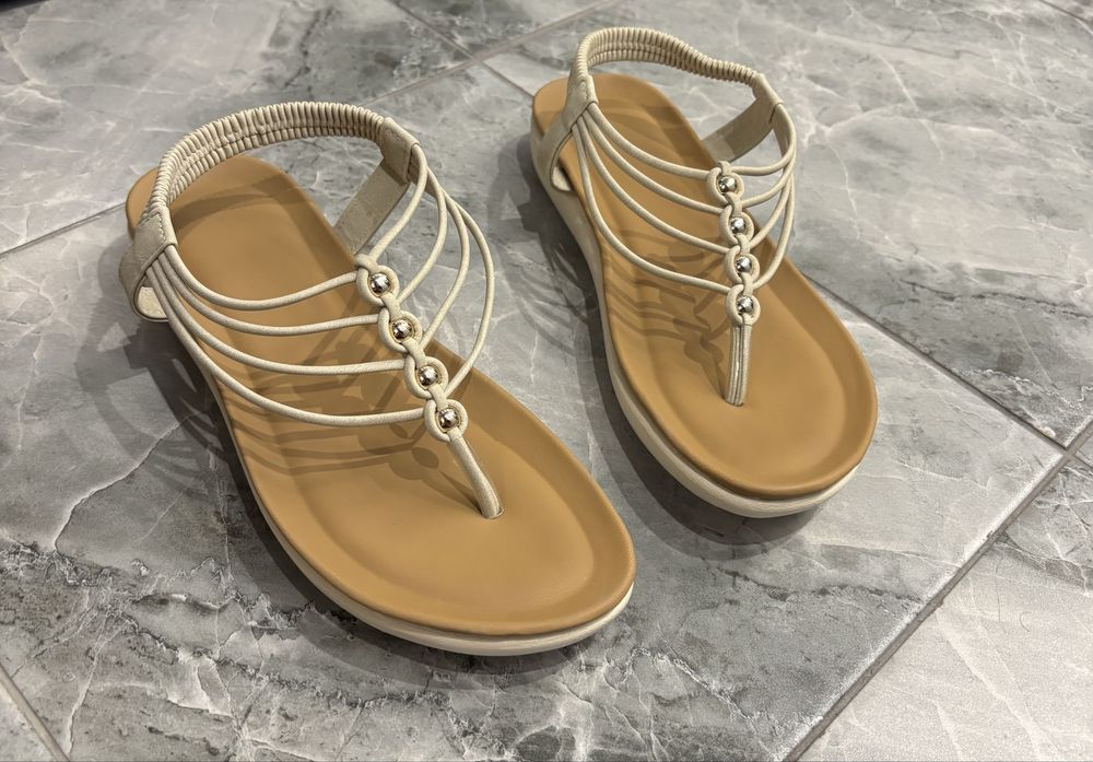 Бежови Сандалкиии