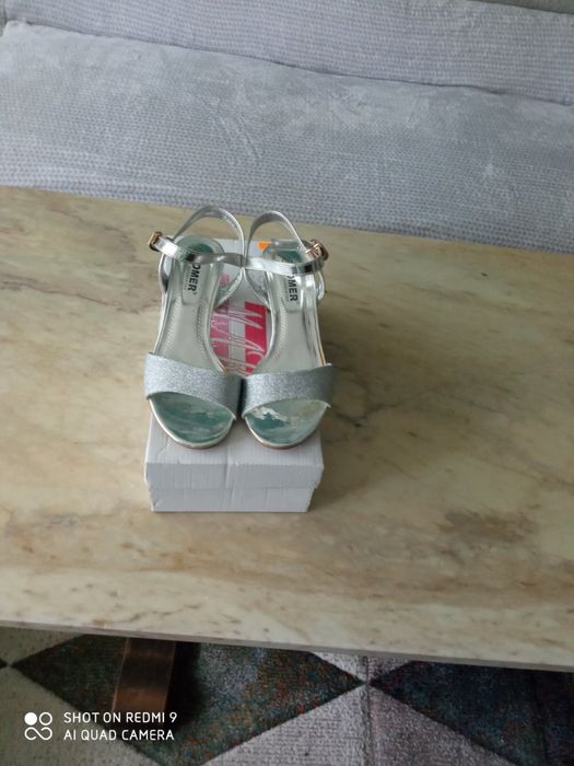 Сандали нови