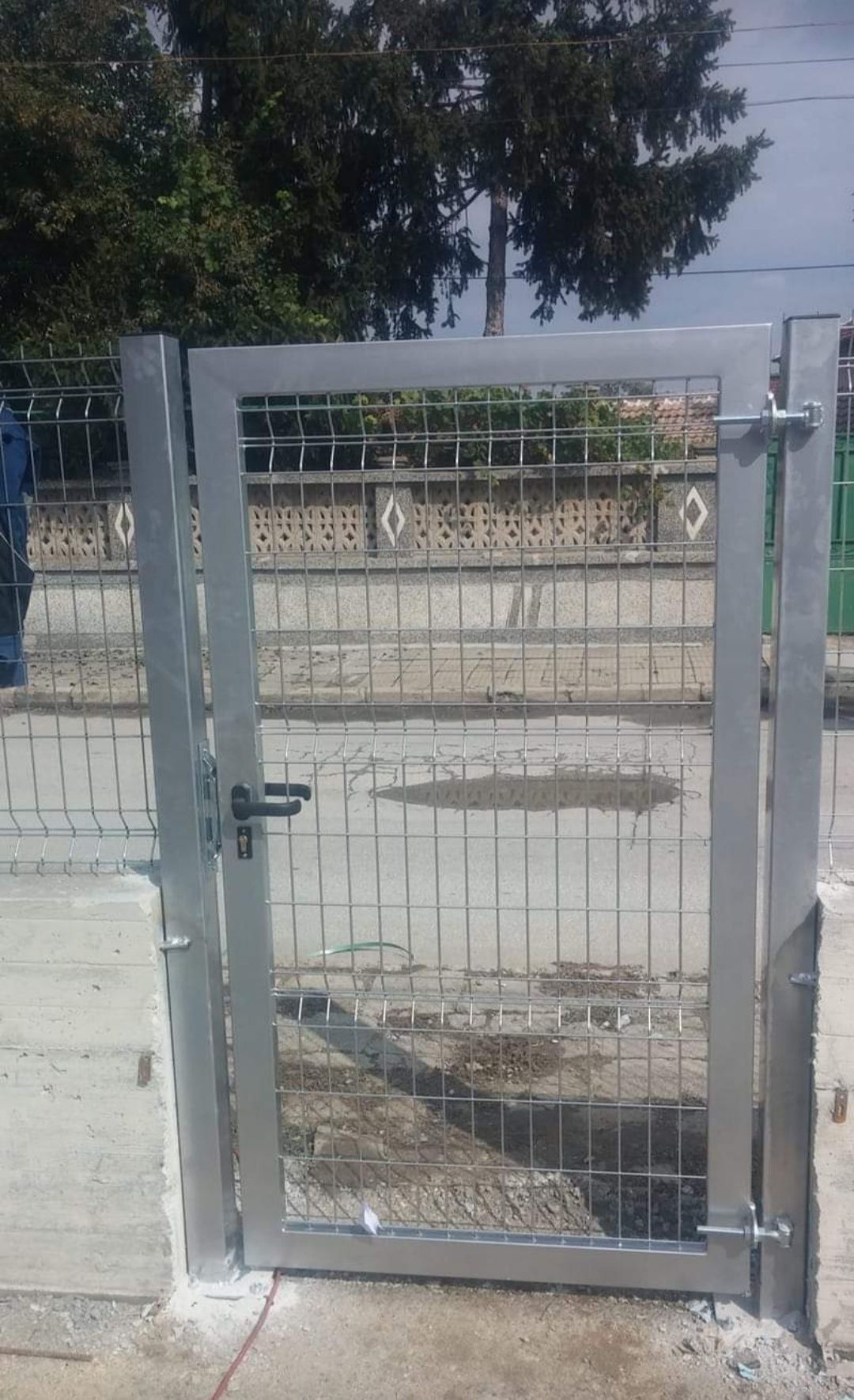 Метални врати, метални огради и метални колчета за огради