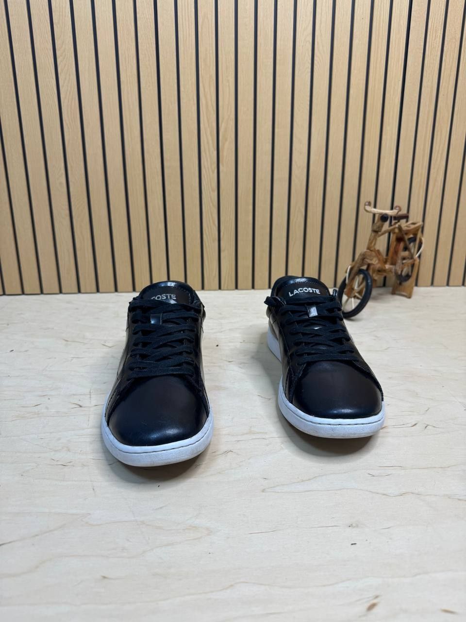 Lacoste b-u 40 razmer xolati zoʻr tirnalgan joylari yoʻq yangi