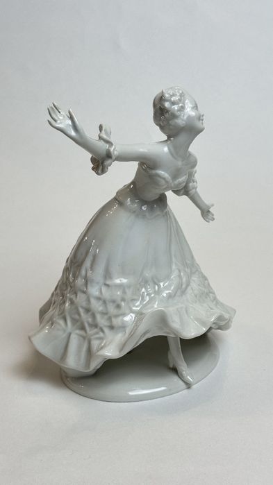 Фарфоровая статуэтка