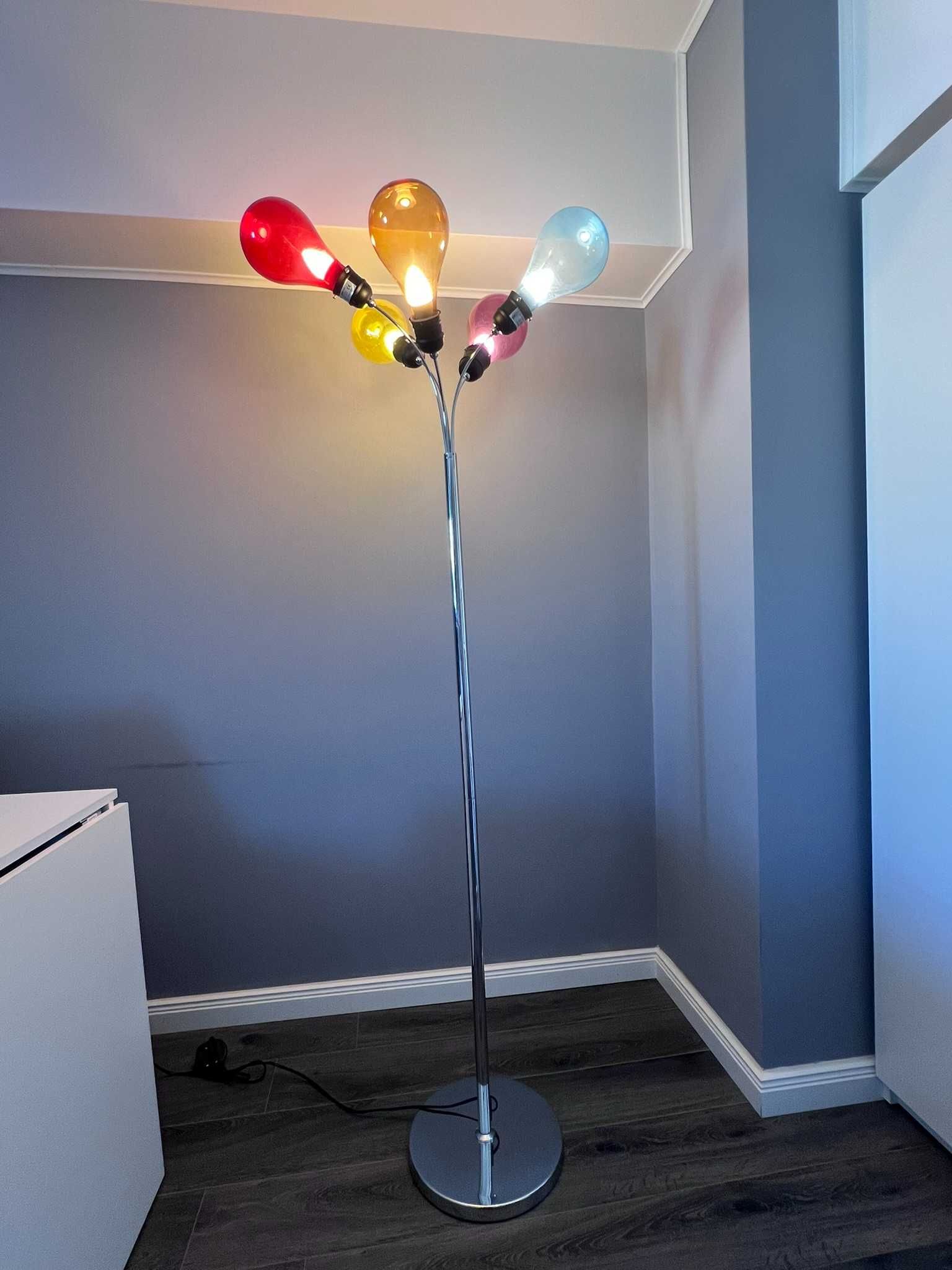 Lampadar cu globuri din sticlă colorate