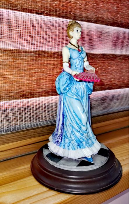 Фигура статуетка кукла винтидж ретро мода 1800 г. Дамата с ветрилото