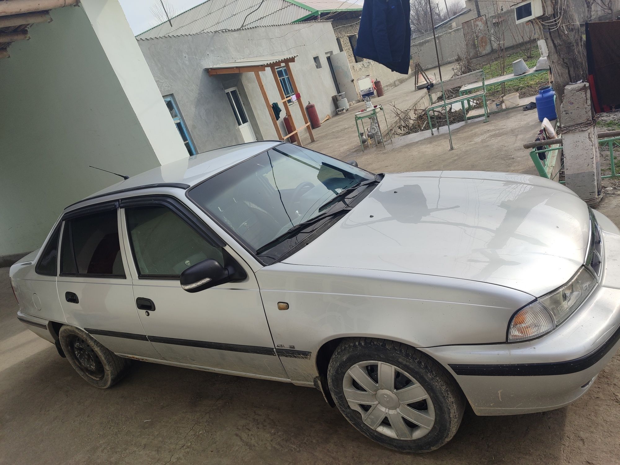 Moshina soz yurib turgan moshina