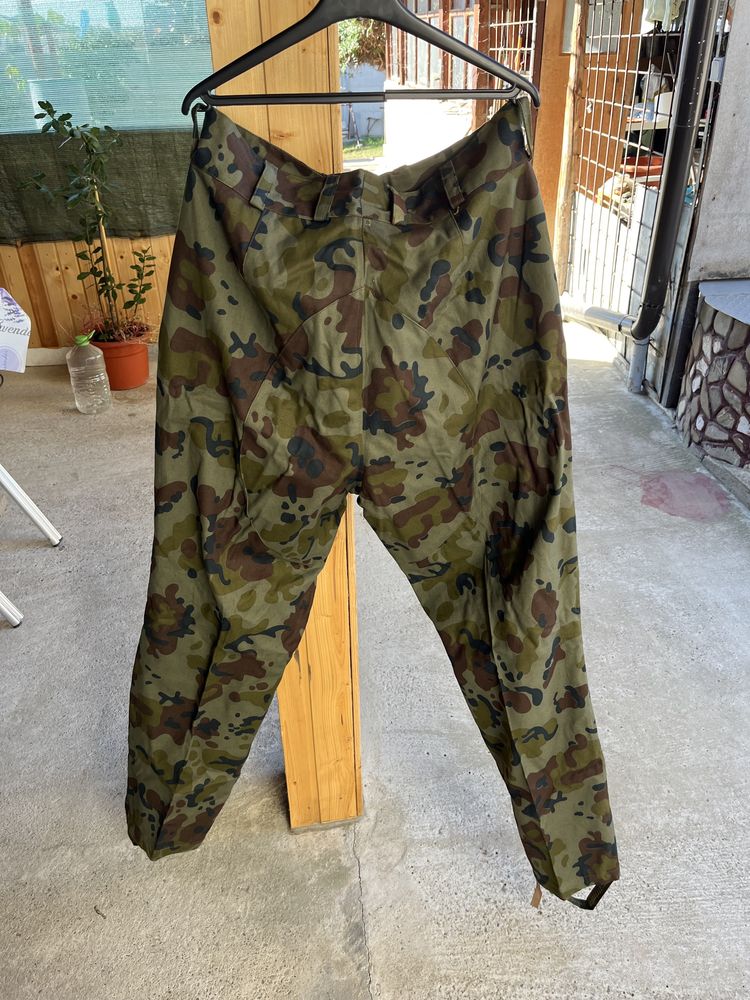 Se vinde costum camuflaj tip armata