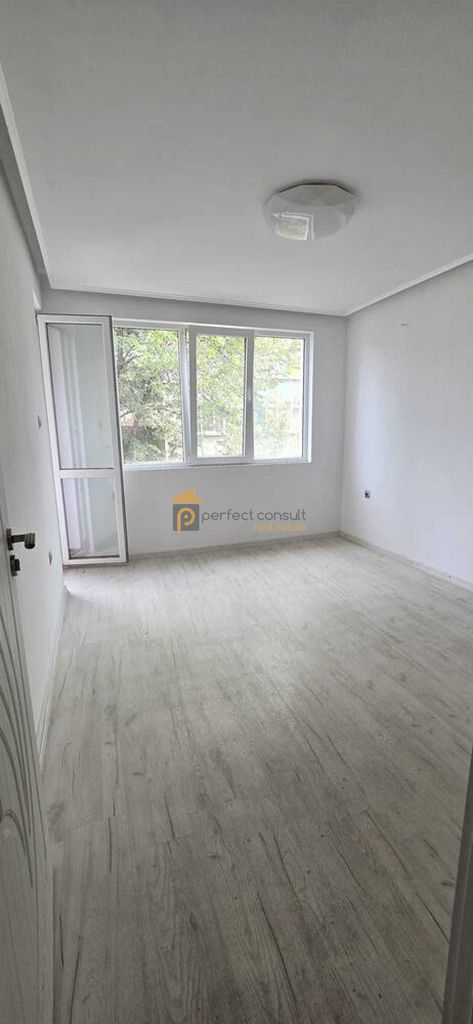 Продава се Тристаен апартамент в Пловдив, Христо Смирненски - 100 кв.м за 1850 €/кв.м - Снимка #2