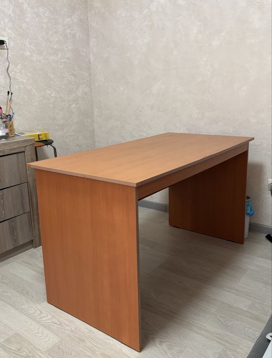 Продается большой письменный стол + второй стол бесплатно!