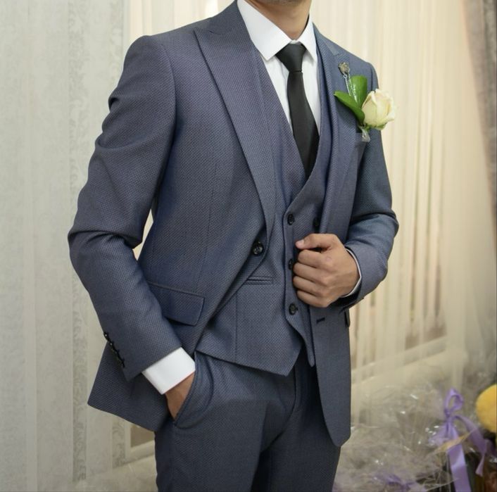 Костюм, кроссовки