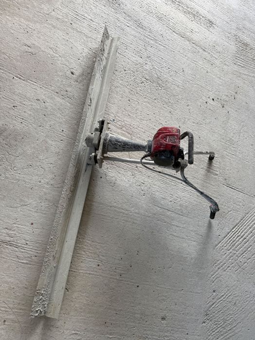 Auto vibrantă pentru beton