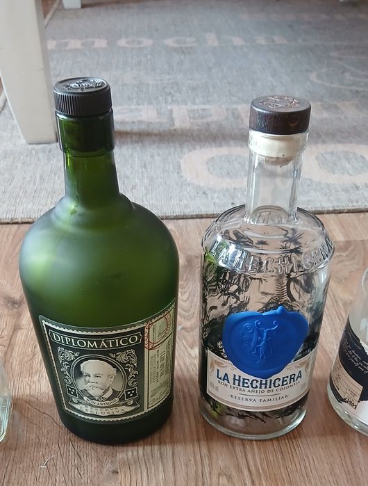 Празни бутилки от марков алкохол