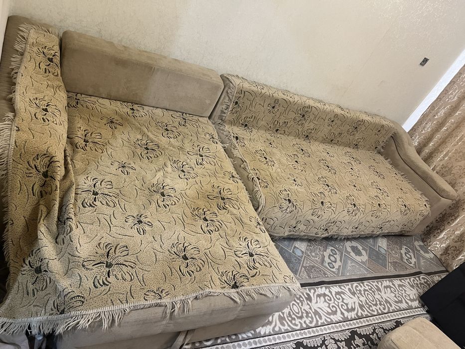 Угловой диван в хорошем состоянии