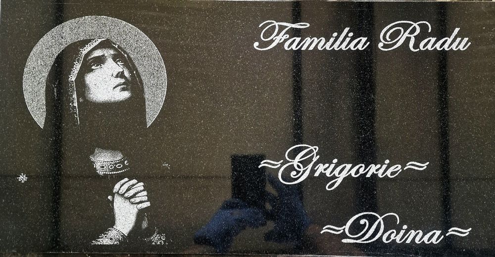 Grilaj , gard , cruce ,fotogravura,scris,masa,felinar mormant