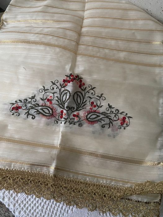 Копринена кърпа бродирана