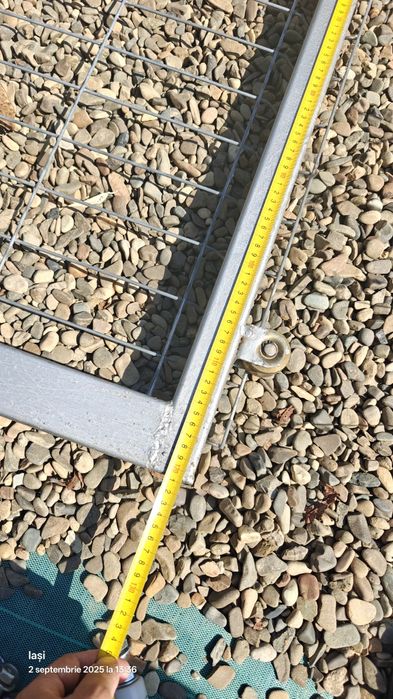 Portița metalica pe șină cu incuieioare și clanța