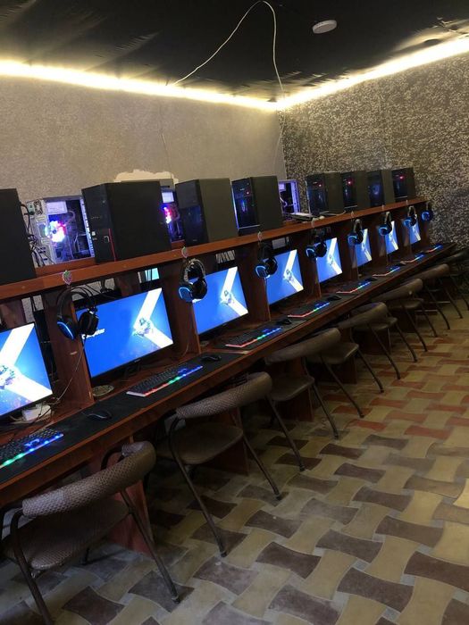 Kompyuterlar sotiladi.Ishlab turgan